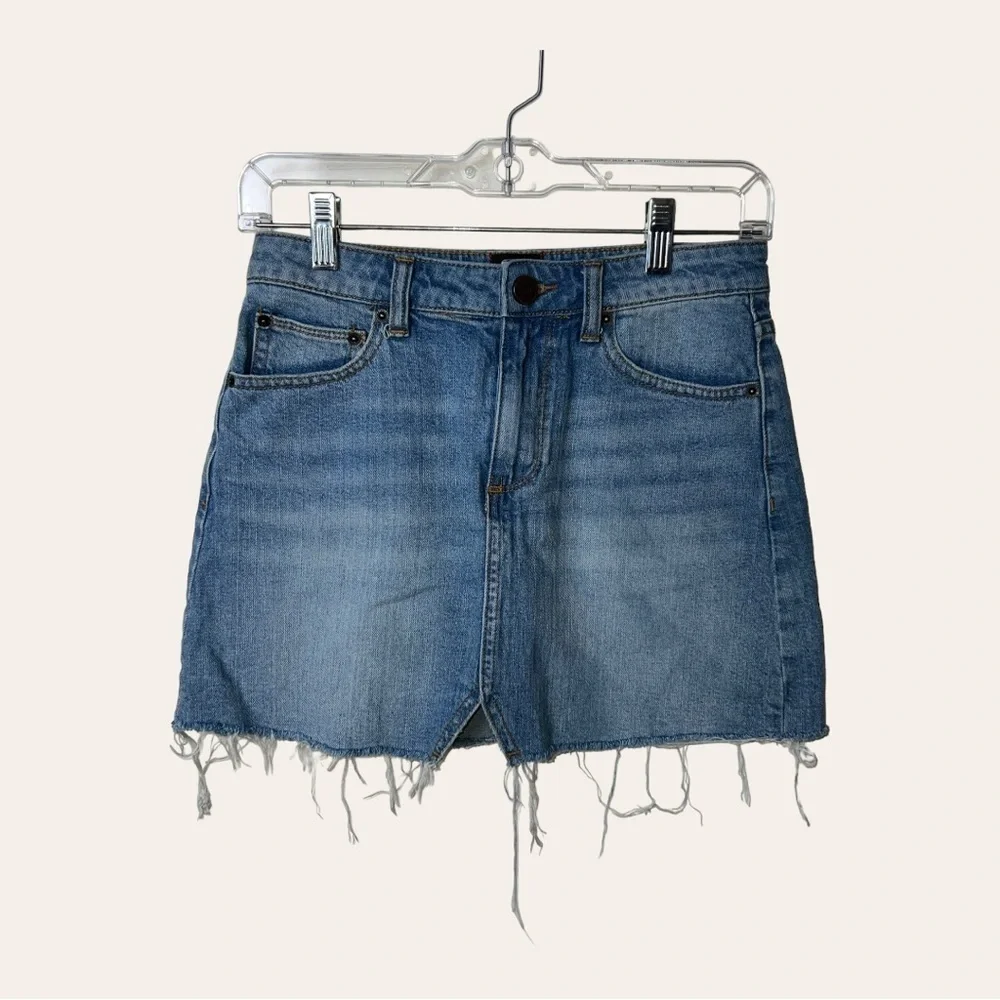 0123W. BDG MEDIUM WASH DENIM SKIRT‎ SIZE XSMALL RAW HEM SLIT